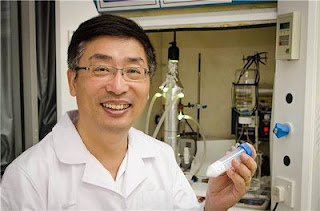 Assoc Prof Darren Sun holding the patented Titanium dioxide nanofibre