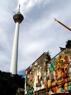 LAS TORRES PETRONAS Y LA TORRE MENARA, ICONOS DE KUALA LUMPUR. MALASIA