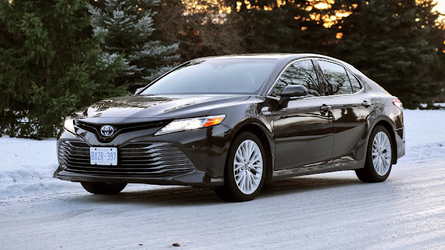 2018 Toyota Camry Hybrid Sedan Review and Features
