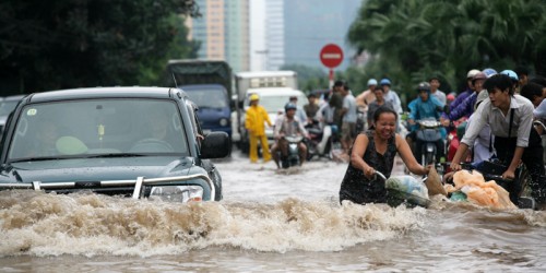 Người dân lội nước cống Hồ Chí Minh - ăn thực phẩm nhiễm độc chỉ vì không quan tâm chính trị