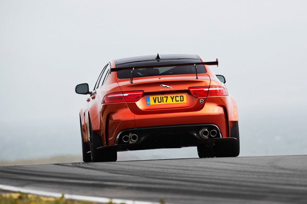 Jaguar Xe SV nhập khẩu 2018 bao nhiêu