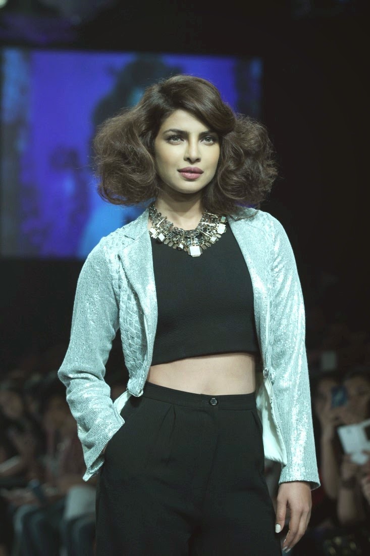 High Quality Bollywood Celebrity Pictures Priyanka Chopra Looks Smoking Hot On The Ramp At