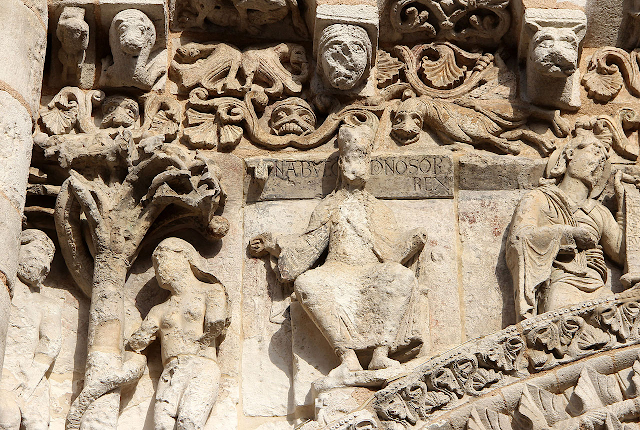 Figure de Nabuchodonosor sur la façade ouest de l'église Notre-Dame la grande de Poitiers