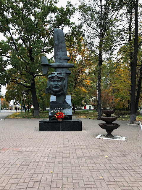 улица Лётчика Бабушкина, памятник лётчику Михаилу Бабушкину (открыт в 2003 году)