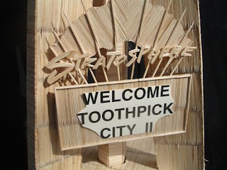 Maqueta de edificio famoso con palillos de dientes.