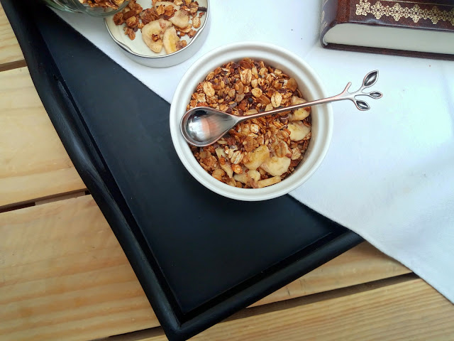 Granola con nibs de cacao de Ghana y plátano aromatizada con café y caramelo (en CrockPot u olla de cocción lenta) Slowcooking Desayunos Meriendas Saludable Cuca