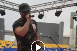 مغني الراب المغربي " مسلم " يغني بدون جمهور بسبب المقاطعة