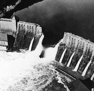 Fotografía de la rotura de la presa del Möhne en 1943 Fotografía de la rotura de la presa del Möhne en 1943