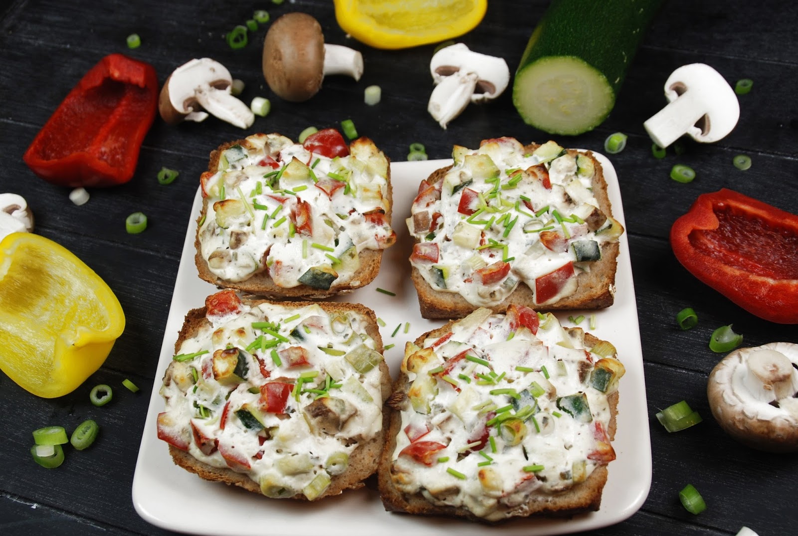 rührseelig: Überbackene Kräuterquark-Ricotta-Gemüse-Brötchen