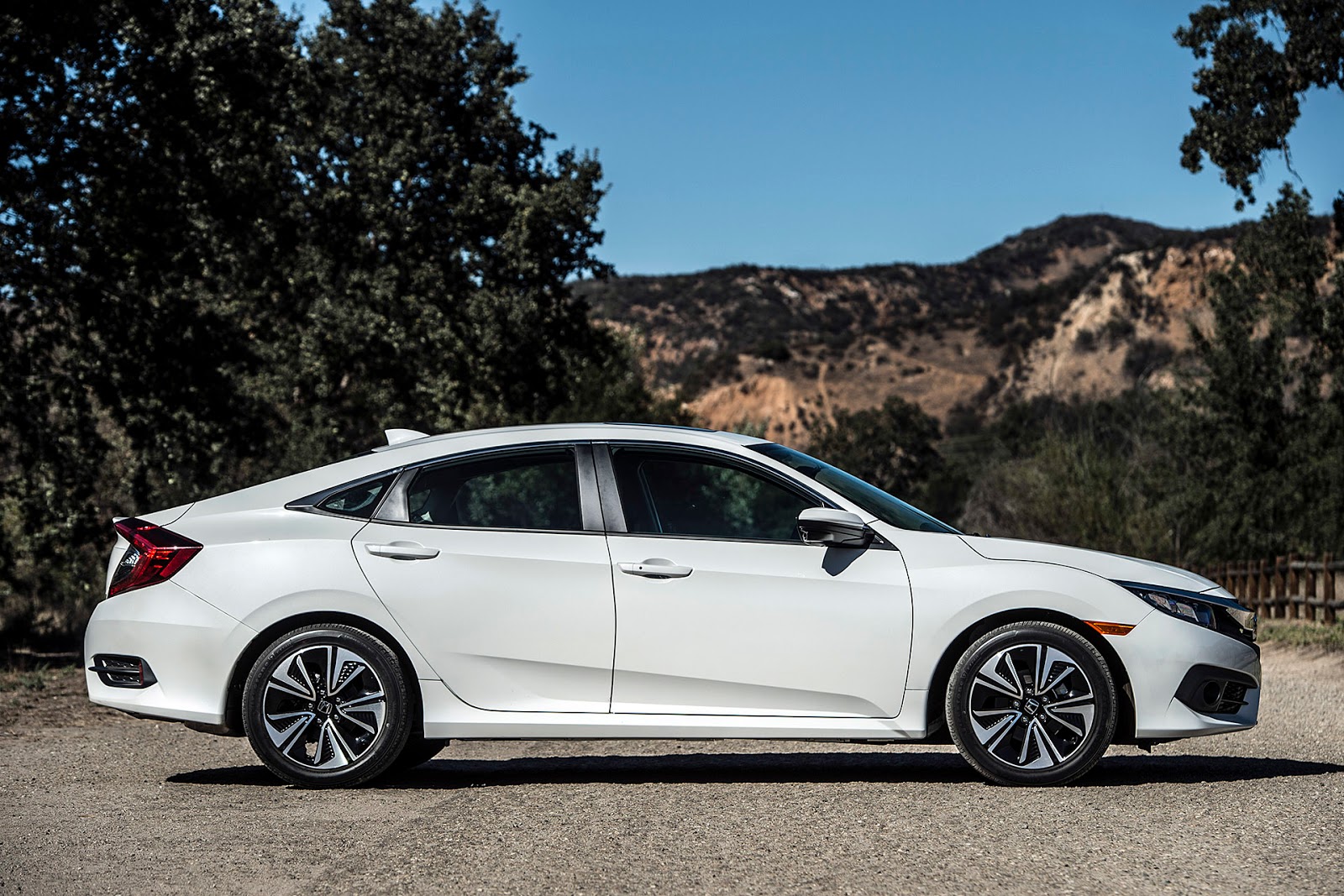 Honda Civic 2016 chính là chiếc xe sedan HOT nhất trên thị trường Honda Civic 2016 chính là chiếc xe sedan HOT nhất trên thị trường