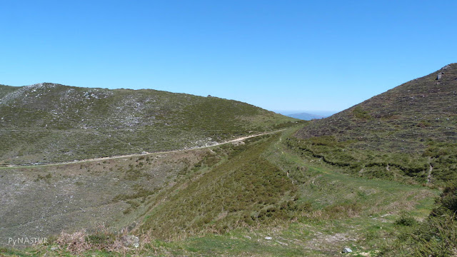 Pista GR-105/109 confluencia con El Sellón GR-102 Pista GR-105/109 confluencia con El Sellón GR-102