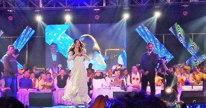 কাঞ্চন উৎসবের মঞ্চ দাপিয়ে বর্ধমানবাসীর মন ছুঁয়ে গেলেন মাধুরী দীক্ষিত