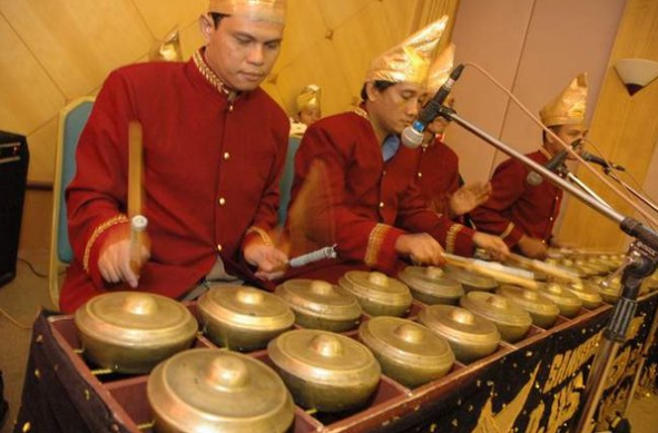 Tarian Daerah dan Alat Musik Tradisional Dalam Kesenian