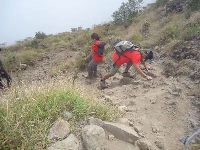 Para pendaki harus lincah menuruni lereng kawah ke danau Segara Anak, kemiringan kawah dari 20 derajat hingga 70 derajat, Gunung Rinjani