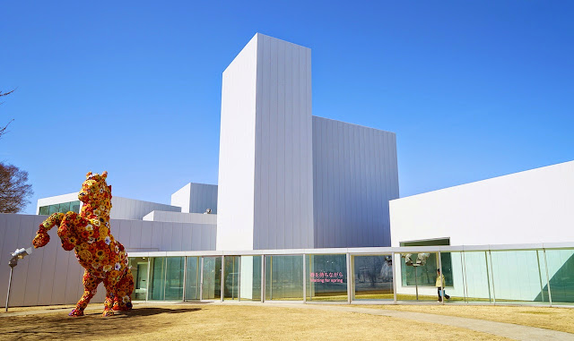 十和田市現代美術館のフラワーホース、チェ・ジョンファ