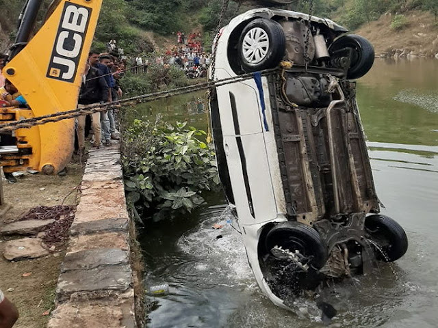 गुजरात से घूमने आया परिवार कार समेत तालाब में डूबा Family came to roam from Gujarat, drowned in pond with car, two bodies were removed-गुजरात से घूमने आया परिवार कार समेत तालाब में डूबा