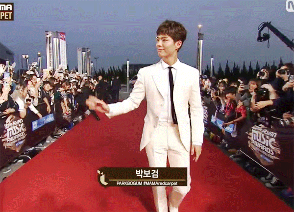박보검 어제자 흰수트, 레드카펫 입장.gif | 인스티즈