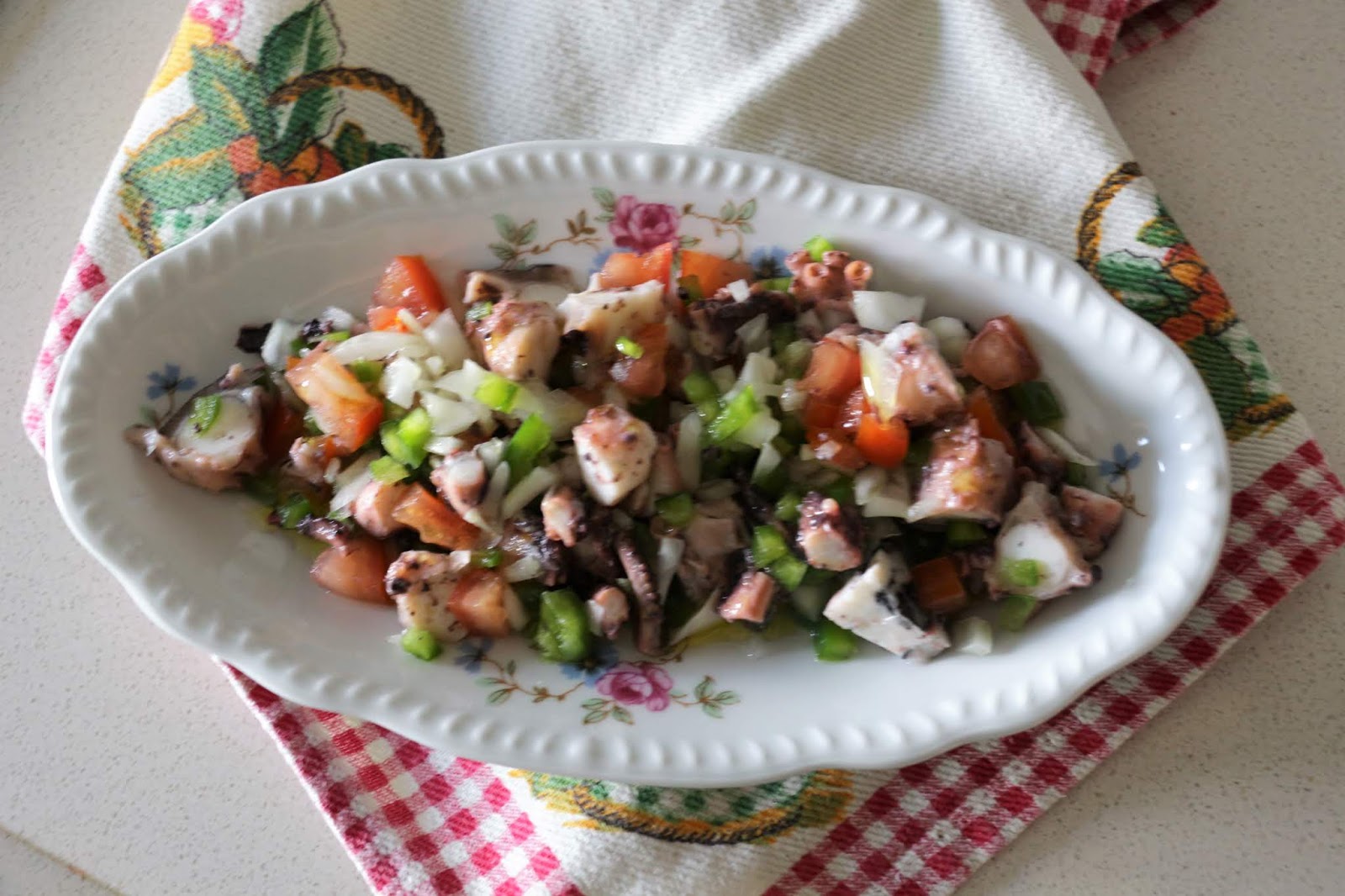 Salada de Polvo: Uma Delícia do Mar para Refrescar seu Paladar!