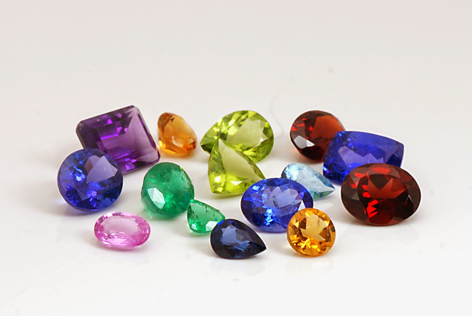 Precious stones. Цветные камни ювелирные. Разноцветные драгоценные камни. Цветные камушки. Россыпь драгоценных камней.