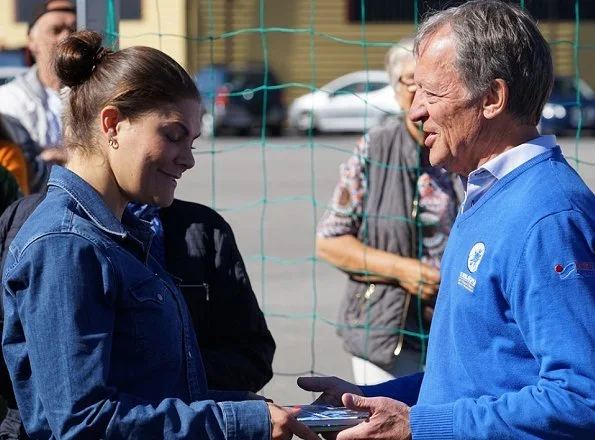 Crown Princess met players and coaches of para football club of IFK Östersund. Adidas Terrex hiking shoes, Levis denim shirt