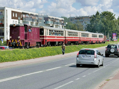 Pociąg wycieczkowy Piaseczyńsko- Grójeckiej Kolei Wąskotorowej na terenie Piaseczna