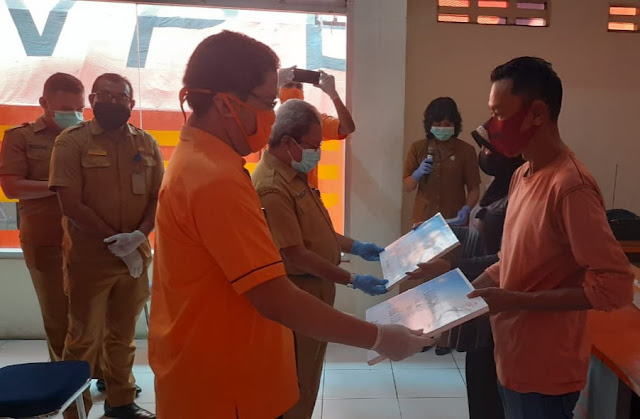 Anthonius Latuheru Ungkap Pemkot Salurkan BST ke Warga Ambon Secara Door To Door Anthonius Latuheru Ungkap Pemkot Salurkan BST ke Warga Ambon Secara Door To Door