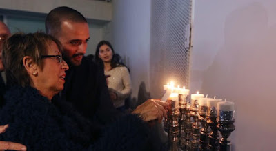 Nueve velas encendidas marcaron el inicio de la fiesta judía de las luces, un sencillo acto que se celebró ayer tarde junto al solar donde está previsto el centro cultural sefardí, junto a la calle Granada.