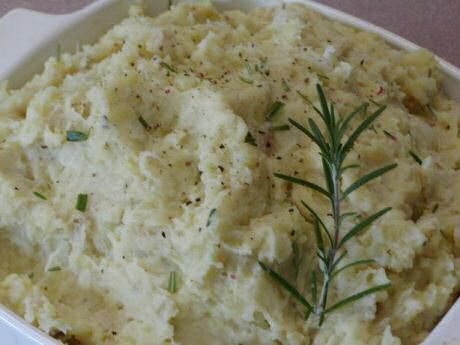 Lekker recept om bloemkoolpuree te maken met aardappel, bloemkool, kaas en verse tuinkruiden
