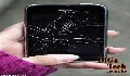 Smartphone com a tela quebrada Smartphone com tela quebrada