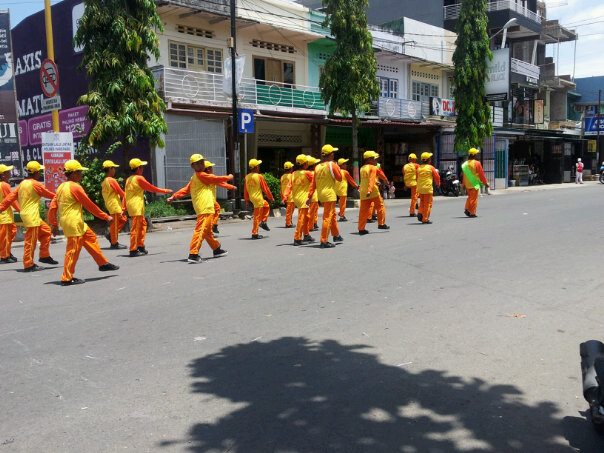 Gambar Cewek Bikin Geger Sebab Jalan Pakai Baju Transparan Gambar Cewek Bikin Geger Sebab Jalan Pakai Baju Transparan