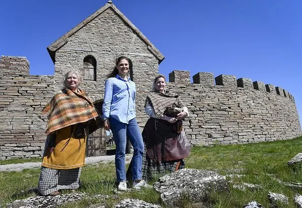 Princess Victoria's hiking in Öland began in Seby and continued with Gräsgårds and then Eketorp's ancient castle in Alvar. Blue shirt, denim pants