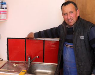 Bekir suggesting an improvement to the splashback Bekir suggesting an improvement to the splashback