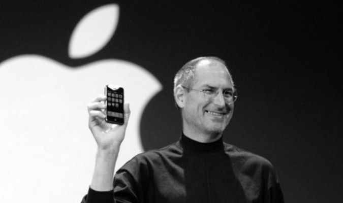 Steve Jobs dengan Sebuah iPhone Steve Jobs dengan Sebuah iPhone