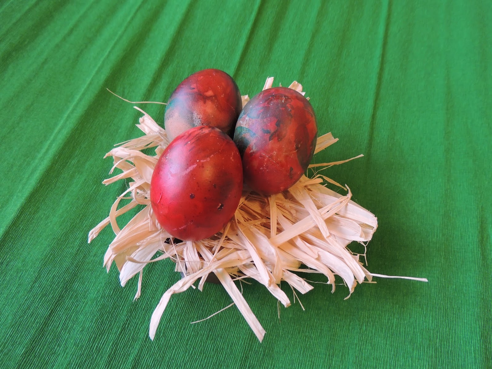 Sisters petre ideas Colored eggs with crepe paper
