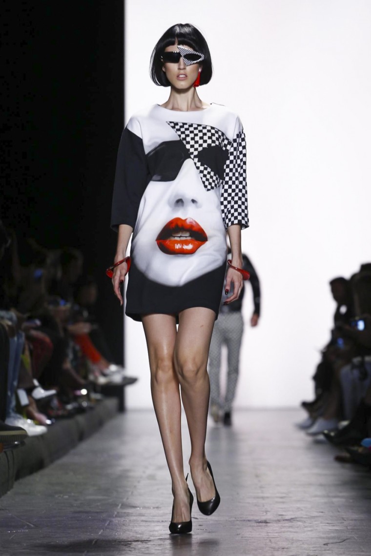 Jeremy Scott Spring Summer 2017 - New York Fashion Week jeremy-scott, jeremy-scott-spring-summer, jeremy-scott-printemps-ete, jeremy-scott-case, jeremy-scott-coque, bag-jeremy-scott, sac-jeremy-scott, tee-shirt-jeremy-scott, t-shirt-jeremy-scott, dress-jeremy-scott, robe, jeremy-scott, sweat-jeremy-scott, du-dessin-aux-podiums, dudessinauxpodiums