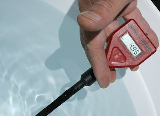 Mengukur pH air untuk merawat ikan corydoras