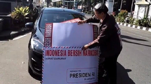 Warga Solo Kirim Surat Ukuran Jumbo untuk Presiden Jokowi