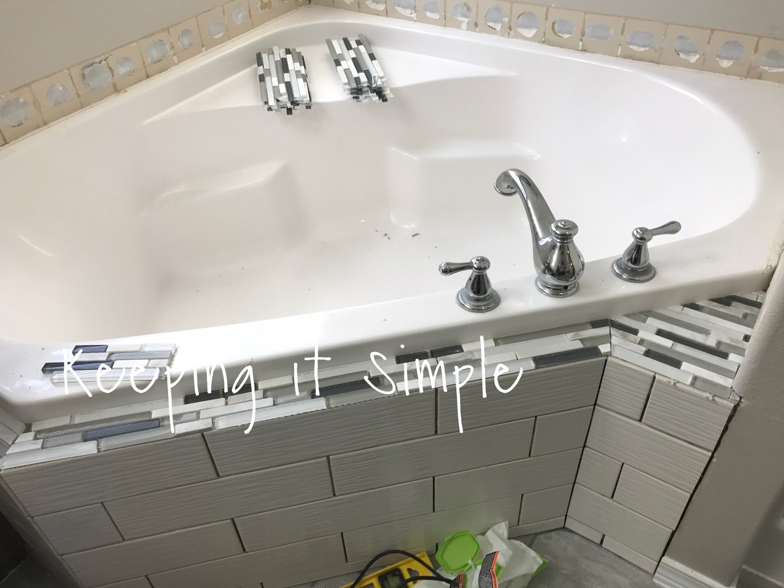 Tips on How to Tile a Corner Bathtub using Wavecrest and Venatino