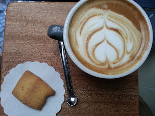 Detalle desde arriba de un café con leche 