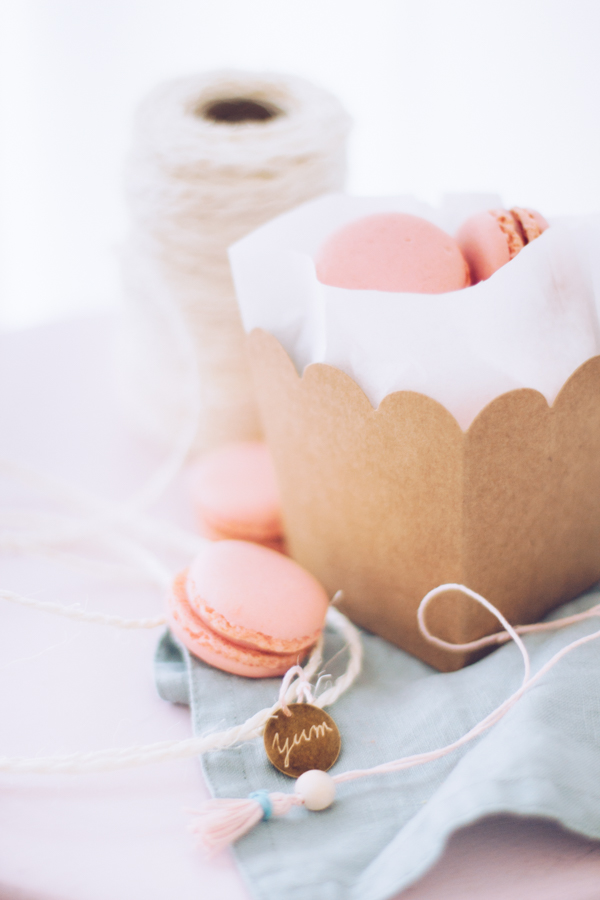 Geschenke aus der Küche hübsch verpacken –Geschenke aus der Küche hübsch verpacken – Verpackungsidee um Macarons schön zu verschenken. titatoni.de Verpackungsidee um Macarons schön zu verschenken. Geschenke aus der Küche hübsch verpacken – Verpackungsidee um Macarons schön zu verschenken. titatoni.de