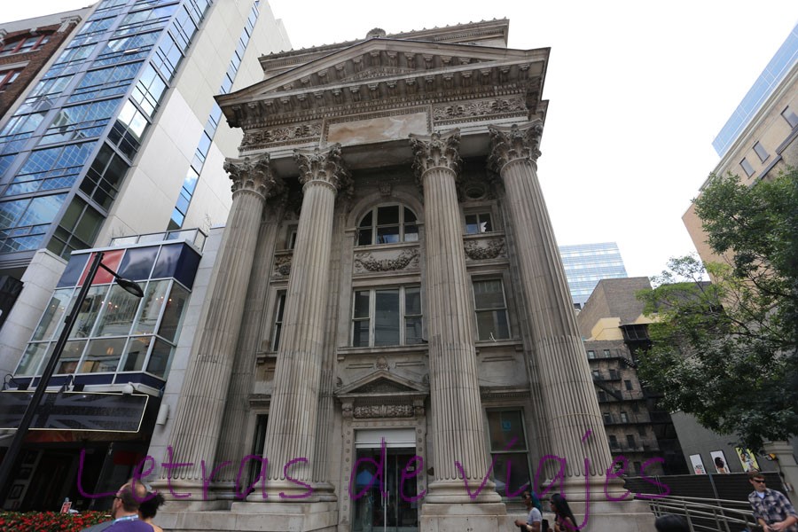 Letras de viajes Canadá Toronto Yonge St Dundas Square Church