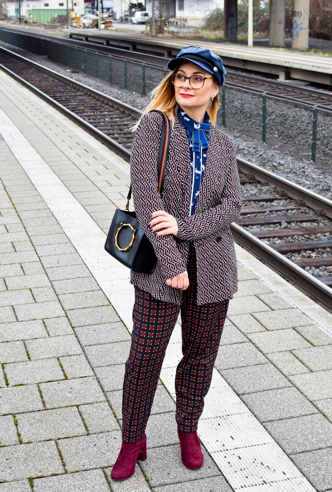 Schick im Büro / Wie style ich einen Mustermix im Büro? Schöner Business Look. Dunkelblau und Bordeaux
