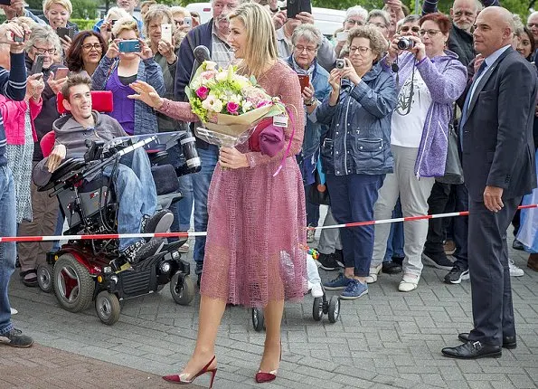 Queen Maxima wore a new Natan dress in Nieuw-Buinen. This year’s Burendag (Neighbours Day) is being held on Saturday 23rd September.
