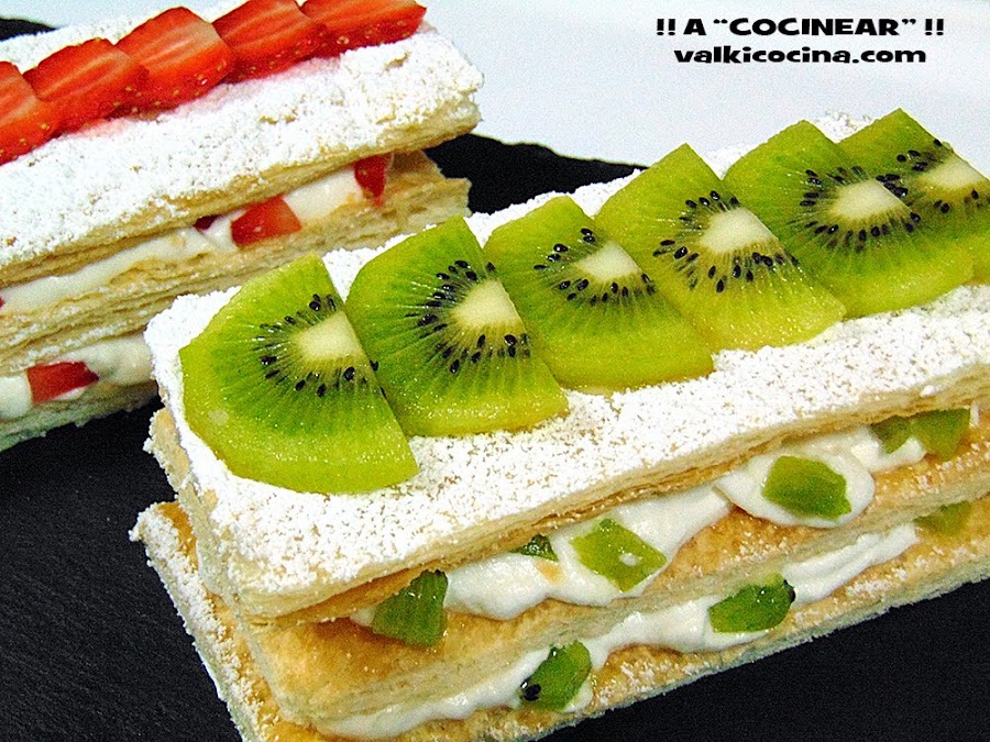 Milhojas de hojaldre con nata (crema de leche) y fruta: fresa y kiwi