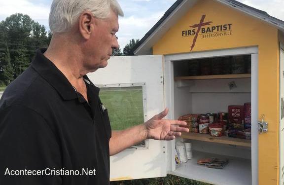 Iglesia da alimentos a personas pobres por medio de "caja de bendiciones" Caja con alimentos para personas necesitadas