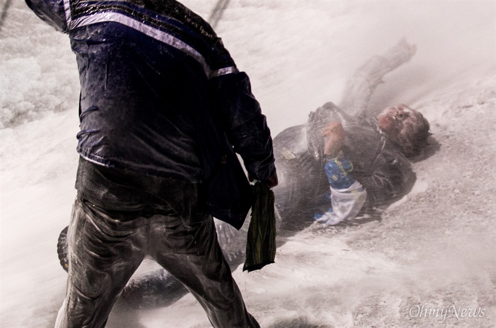경찰 물대포 맞고 쓰러진 농민 생명 위독 (주의) | 인스티즈