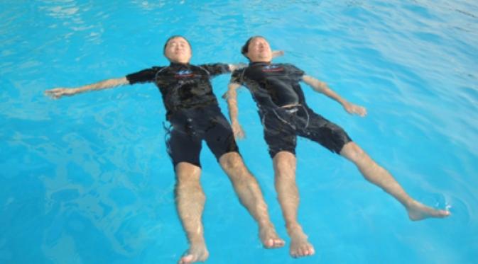 6 Cara Cepat Bisa Mengapung Di Air Yang Benar Gambar Sisi Kreatif