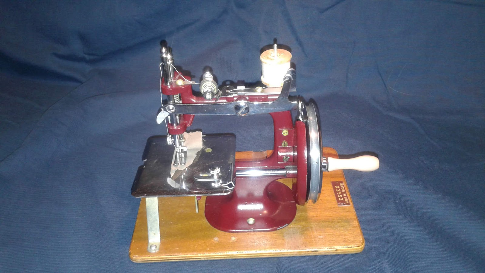 RustyDaytrips.nl Essex Miniature Sewing machine