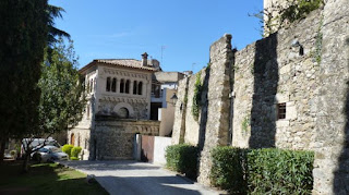 Alrededores de la Iglesia de Sant Vicenç en Besalú. Alrededores de la Iglesia de Sant Vicenç en Besalú.