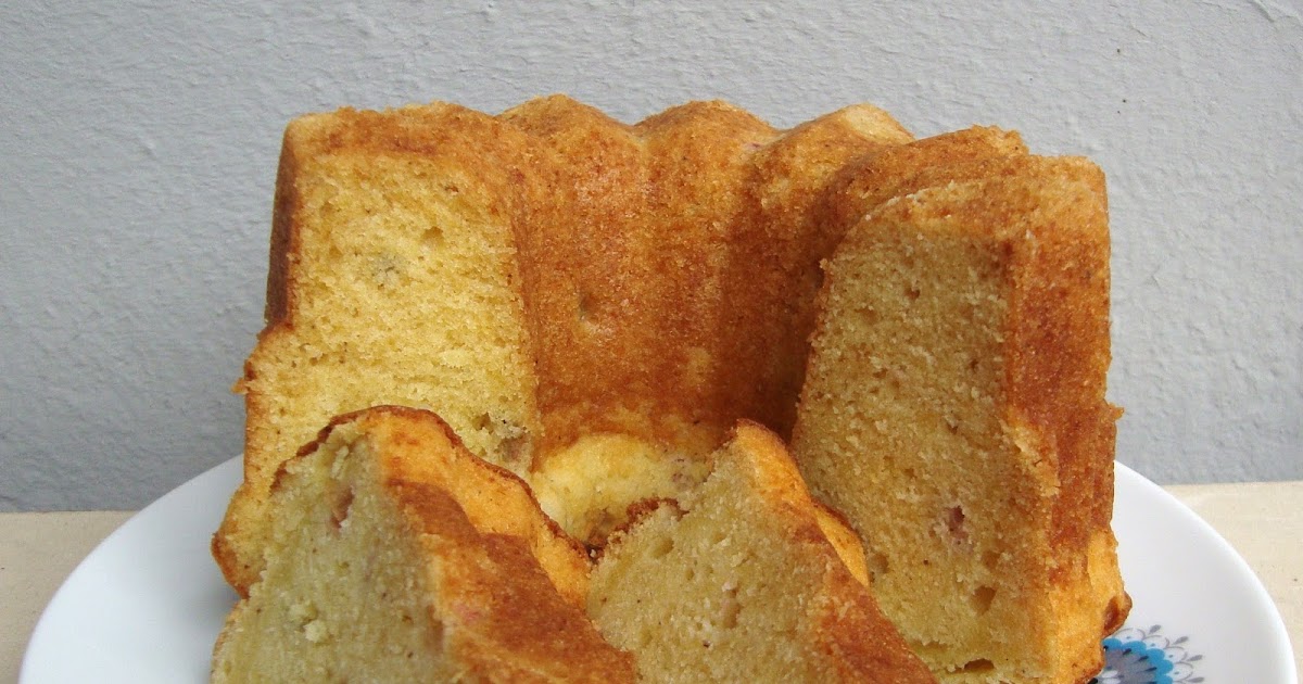 Cooketteria: Mit Rhabarber gesprenkelter Eierlikörkuchen